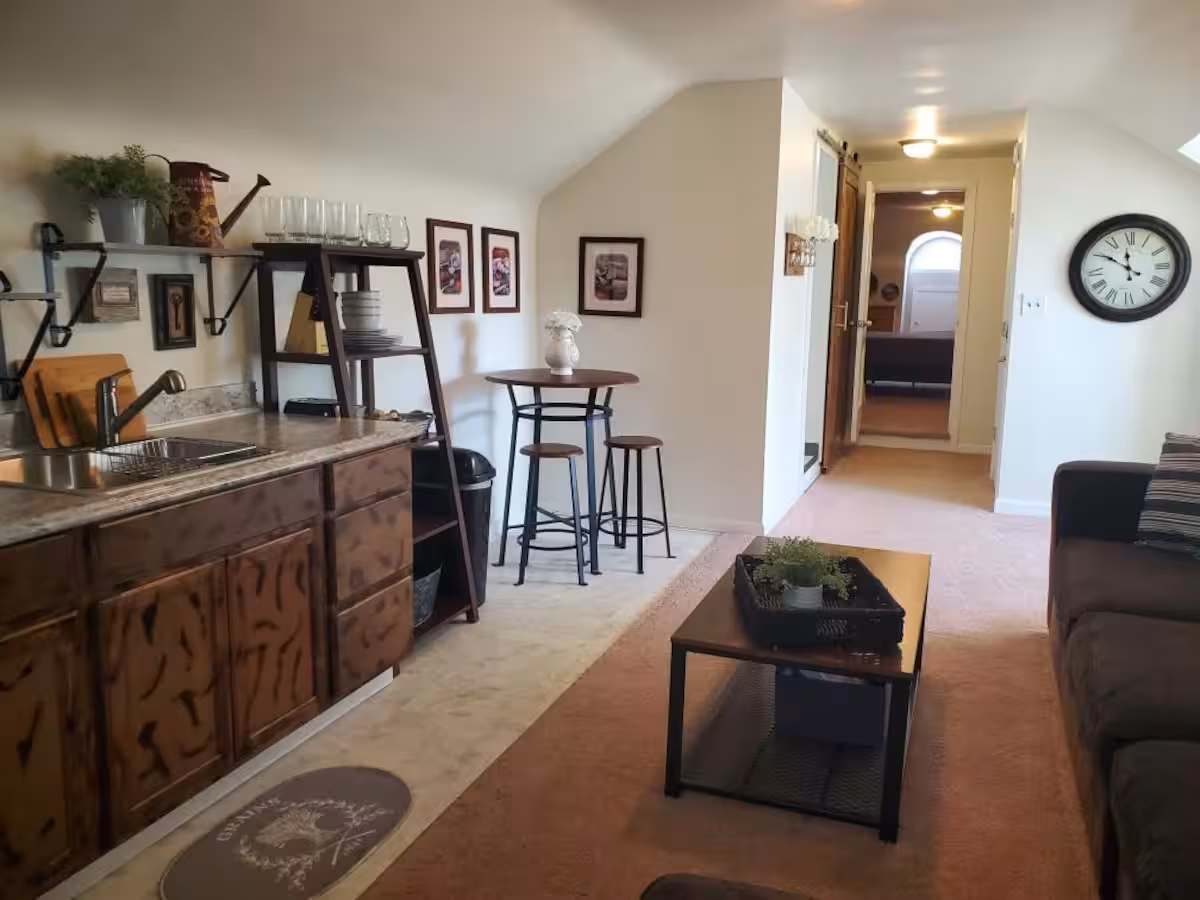 Akron Ohio AirBnB Rustic One Bedroom