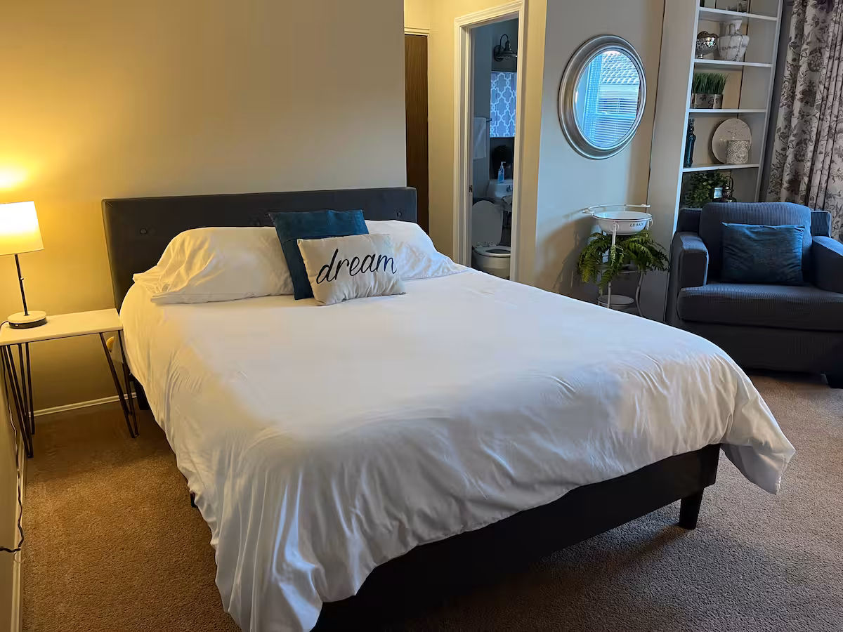 Highland Square Akron Ohio AirBnB-Vintage Chic Studio